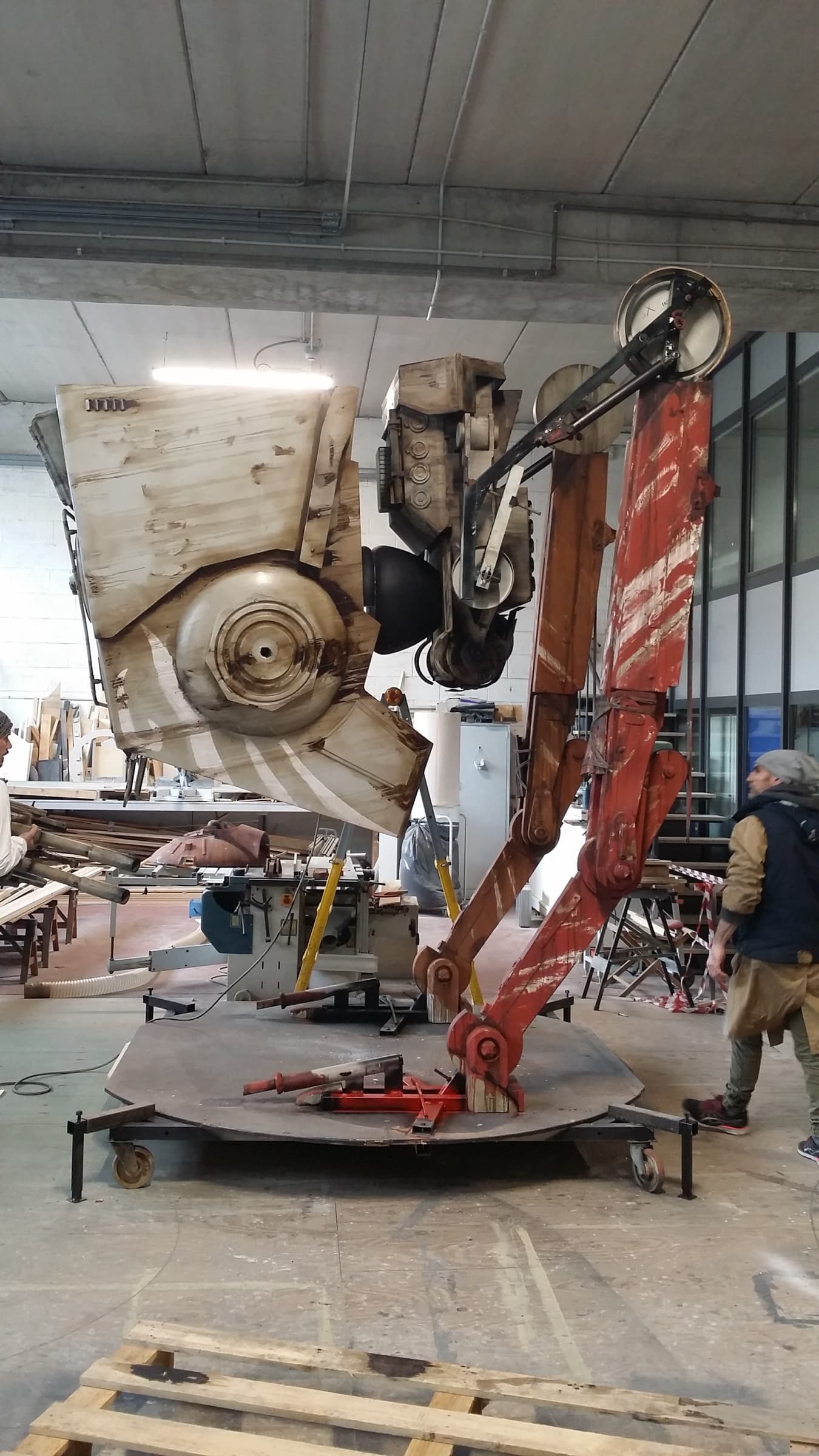 Interno dell'atelier di scenografia con set in lavorazione